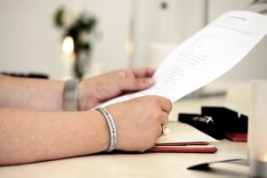 Das Lesen des Sklavenvertrags