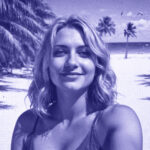 Blonde Jungherrin am Strand